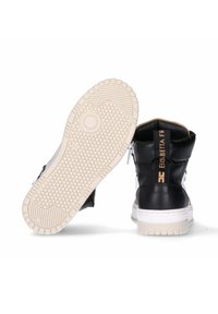 Sneaker alte in bianco e nero con suola beige, una scarpa mostra la suola testurizzata, nome del brand "Elisabetta Franchi" sul tallone.