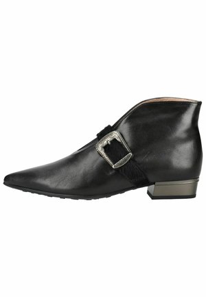 Stivaletto nero in pelle con punta affusolata, tacco basso a blocchetto in metallo e fibbia decorativa argento con dettaglio di cinturino in pelliccia.