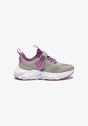Sneaker in mesh grigio chiaro e viola con suola bianca spessa, strap con velcro, linguette e lacci, mostrata di profilo su sfondo bianco.