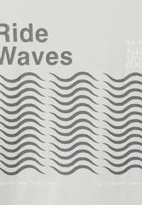 Texte "Ride Waves" au-dessus de motifs ondulés horizontaux stylisés avec du texte supplémentaire en petit format et des caractères d'Asie de l'Est sur un fond clair.