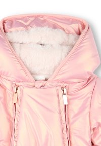 Pastelroze pufferjack met een zachte, pluche voering. Voorzien van een grote capuchon, ritssluitingen en een glanzend, soepel oppervlak.