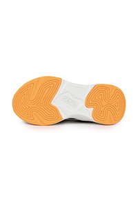 Suela de zapato con una base blanca texturizada y acentos de goma naranja, mostrando un patrón de olas y el logo de la marca de manera prominente.