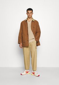 Levi's® BRISBANE CHORE COAT UNISEX - Casaco curto - toffee chorecoat