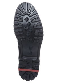Semelle en caoutchouc noir avec un motif de semelle robuste, comportant des crampons en forme de croix et une ligne d'accent rouge près du talon pour une adhérence améliorée.