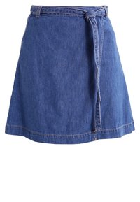 Denimová zavinovací sukně ve středně modré barvě s uvázaným páskem v pase, s čistým lemem a uvolněným áčkovým střihem.