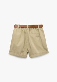 Beige katoenen shorts met een bruine riem, voorzien van een achterzak en opgerolde broekspijpen. De stof lijkt soepel met een relaxte pasvorm.