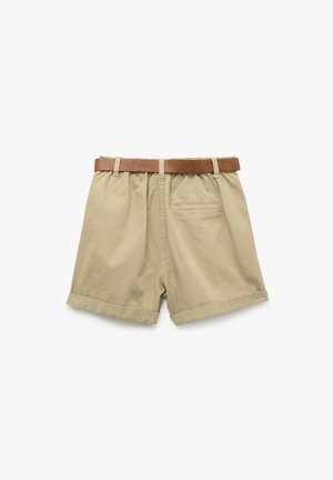 Beige Baumwollshorts mit einem braunen Gürtel, ausgestattet mit einer Gesäßtasche und umgeschlagenen Säumen. Der Stoff erscheint glatt und hat einen entspannten Schnitt.
