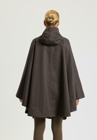Cappa impermeabile grigio scuro con cappuccio e maniche ampie, caratterizzata da una trama liscia e un taglio a lunghezza ginocchio. Design semplice e pulito.