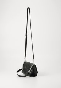Čierna crossbody taška s textúrovaným povrchom, s striebornými reťazovými detailmi a nastaviteľným popruhom, v obdĺžnikovom tvare.
