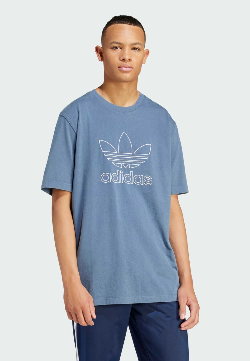 Niebieska bawełniana koszulka z okrągłym dekoltem, krótkimi rękawami i białym logo Adidas z trzema liściastymi paskami z przodu.