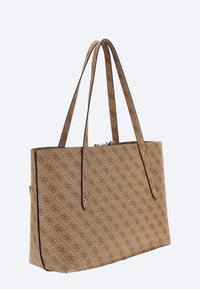 Bolso tote marrón con un patrón texturizado, dos asas largas y un cierre con cremallera con herrajes plateados. Base plana para mayor estabilidad.
