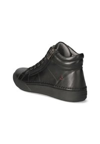Baskets montantes noires en cuir avec une surface texturée, design à lacets, fermeture éclair sur le côté et semelle en caoutchouc noire. Comprend des détails de surpiqûre rouge.