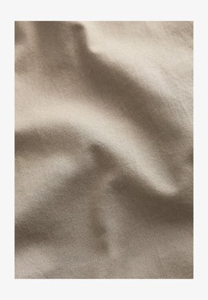 Tissu beige texturé avec une surface lisse, présentant des plis et des froissements subtils, léger et avec une qualité de drapés.