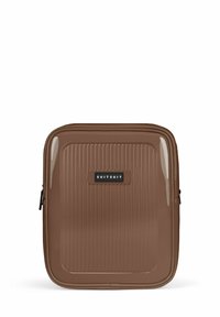 Braune Hartschalenkoffer mit vertikaler Riffeloberfläche, schwarzem Markenlogo, Reißverschlüssen und glänzender glatter Oberfläche. Kompakte rechteckige Form.