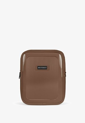 Bruine harde koffer met verticale ribbeltextuur, zwart merlogo, ritsen en een gladde glanzende afwerking. Compact rechthoekig ontwerp.