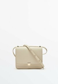 Borsa a tracolla beige con una texture in pelle liscia, forma rettangolare, chiusura con flap e una tracolla regolabile con hardware color oro.