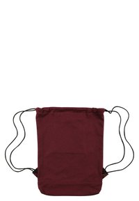 Burgundská taška na stažení vyrobená z odolné tkaniny, s jednoduchým obdélníkovým tvarem, nastavitelnými černými šňůrkami a hladkým povrchem.