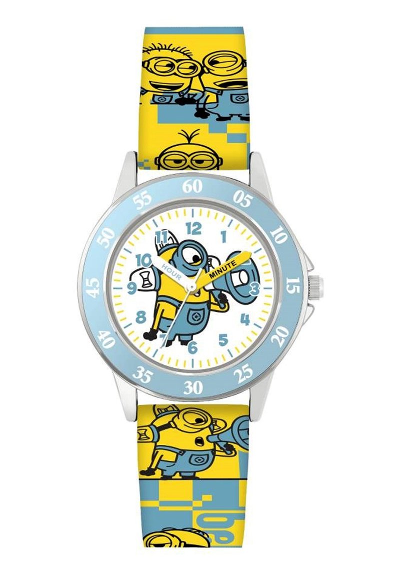 Kinderhorloge met een witte wijzerplaat met blauwe uur- en minutenwijzers, omringd door een lichtblauwe bezel; gele band versierd met Minion-afbeeldingen.