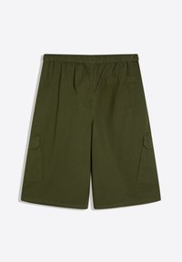 Shorts longueur genou vert olive avec ceinture élastique, une poche arrière et deux poches cargo latérales, étalés à plat sur fond blanc.