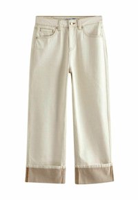 Jeans de pierna ancha en denim blanco roto con una textura suave. Presenta acentos marrones en los puños y bolsillos delanteros estándar. Cierre clásico con botón.