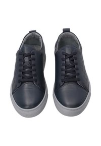 Granatowe skórzane sneakersy z teksturowanym detalem po boku, sznurowanym fasonem i szarym wnętrzem; posiadają białą gumową podeszwę.