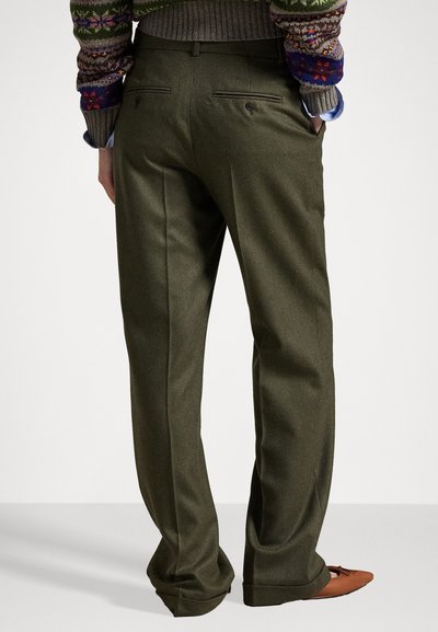 Pantalons en laine vert olive avec une coupe ajustée, dotés de deux poches arrière et d'une texture lisse. Avec une taille plate et des jambes fuselées.