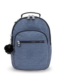 Blå nylonryggsäck med texturerad yta, framficka med dragkedja, rund logotyp-patch, dubbel dragkedjestängning och en svart fluffig charm som accent.