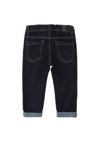 Jeans de denim oscuro con corte recto, con dobladillo vuelto, costuras blancas y dos bolsillos traseros con un brillo sutil.