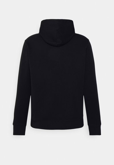 Svart hoodie med dragsko, långa ärmar och avslappnad passform. Tyget är slätt, med ribbade mudd och fåll. Inga synliga logotyper eller mönster.