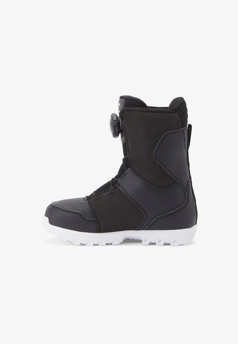 Botte de snowboard noire avec une surface texturée et un système de laçage BOA. Présente une semelle blanche rugueuse et un design offrant un grand soutien de la cheville.