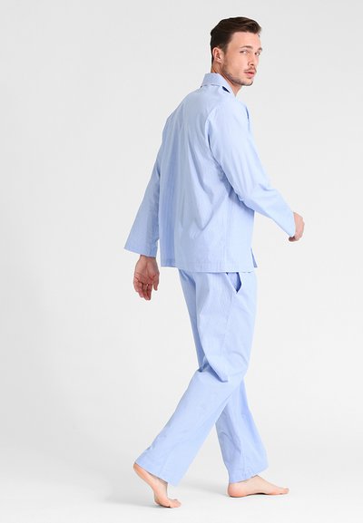Pijamas masculinos de riscas azul claro, feitos de tecido macio, apresentando uma camisa de mangas longas e calças com bolsos laterais.