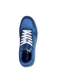 Sneaker sportivo blu con tomaia in rete e suede, lacci bianchi, punta tonda e colletto imbottito. Presenta una suola testurizzata con branding minimale.