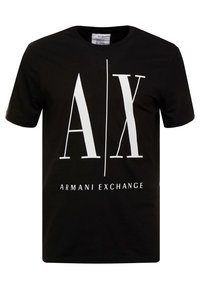 Mustat puuvillapaidat, joissa on suuri valkoinen "AX" -logo ja "ARMANI EXCHANGE" -teksti edessä. Lyhyet hihat ja pyöreä kaula-aukkosuunnittelu.
