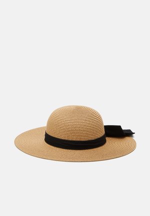 Cappello di paglia a tesa larga di colore beige chiaro, con una fascia nera. La texture è liscia, con una cupola arrotondata e una tesa piatta.