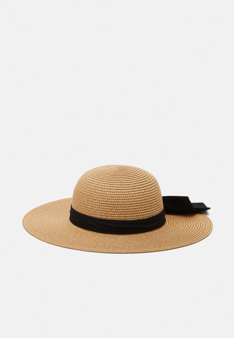 Cappello di paglia a tesa larga di colore beige chiaro, con una fascia nera. La texture è liscia, con una cupola arrotondata e una tesa piatta.