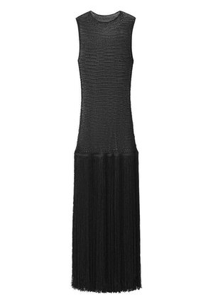 Rochie neagră tricotată cu design fără mâneci, având un bust texturat și franjuri lungi la tiv. Materialul pare ușor și flexibil.