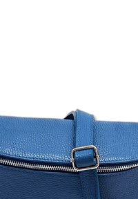 Blauwe leren handtas met een textuurafwerking, voorzien van een zilveren rits en een hengsel met een gespdetail. Compacte, gestructureerde vorm.