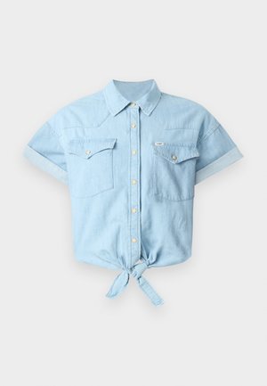Jasnoniebieska koszula dżinsowa z krótkimi, podwiniętymi rękawami, dwoma kieszeniami na piersi, złotymi guzikami i detalem w postaci związania w pasie. Gładka faktura, casualowy krój.