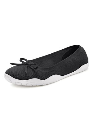 Schwarze flache Schuhe mit einem strukturierten Mesh-Obermaterial, weißer Gummisohle und einer Schleifendetail an der Spitze. Das Design weist eine leichte Kurve an der Ferse auf.