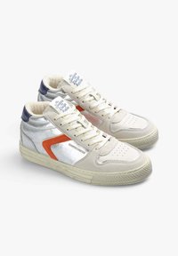 Wysokie sneakersy wykonane z kremowej skóry z srebrnymi i pomarańczowymi akcentami. Posiadają wyściełany kołnierz, gumową podeszwę i perforowany czubek.