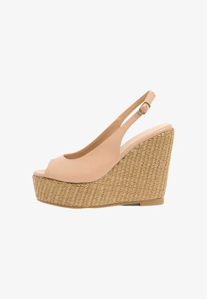 Béžový klinový sandal s otvorenou špičkou a tkaným podstavcom na platforme, so nastaviteľným členkovým remienkom a prackou.