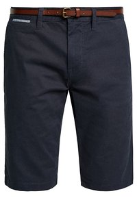 Shorts en coton bleu marine avec une coupe classique, jambes droites, poches avant, et ceinture en cuir marron avec une boucle dorée.