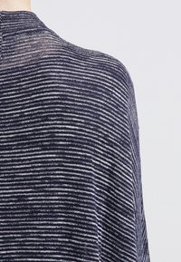 Sciarpa a strisce navy e bianche, tessuto leggero, design morbido, apertura frontale, texture soffice, scollo arrotondato e delicato lucido.