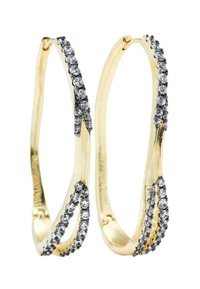 Orecchini a cerchio in tonalità oro con un design intrecciato, caratterizzati da una fila di scintillanti strass trasparenti su un lato. Texture liscia e finitura lucida.