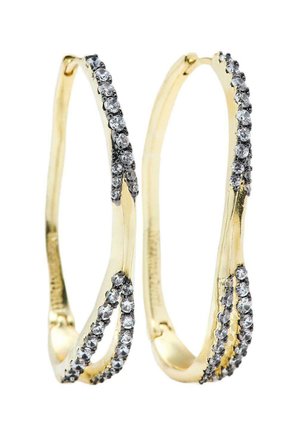 Orecchini a cerchio in tonalità oro con un design intrecciato, caratterizzati da una fila di scintillanti strass trasparenti su un lato. Texture liscia e finitura lucida.