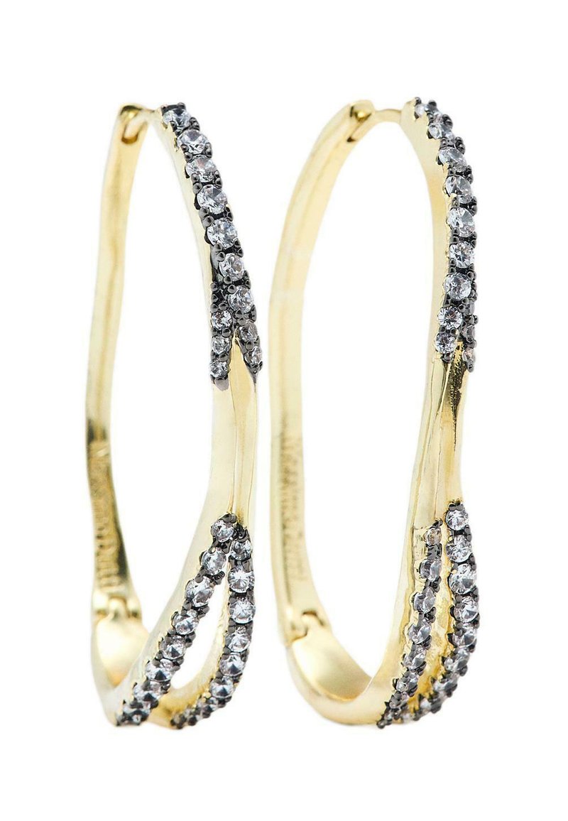 Orecchini a cerchio in tonalità oro con un design intrecciato, caratterizzati da una fila di scintillanti strass trasparenti su un lato. Texture liscia e finitura lucida.