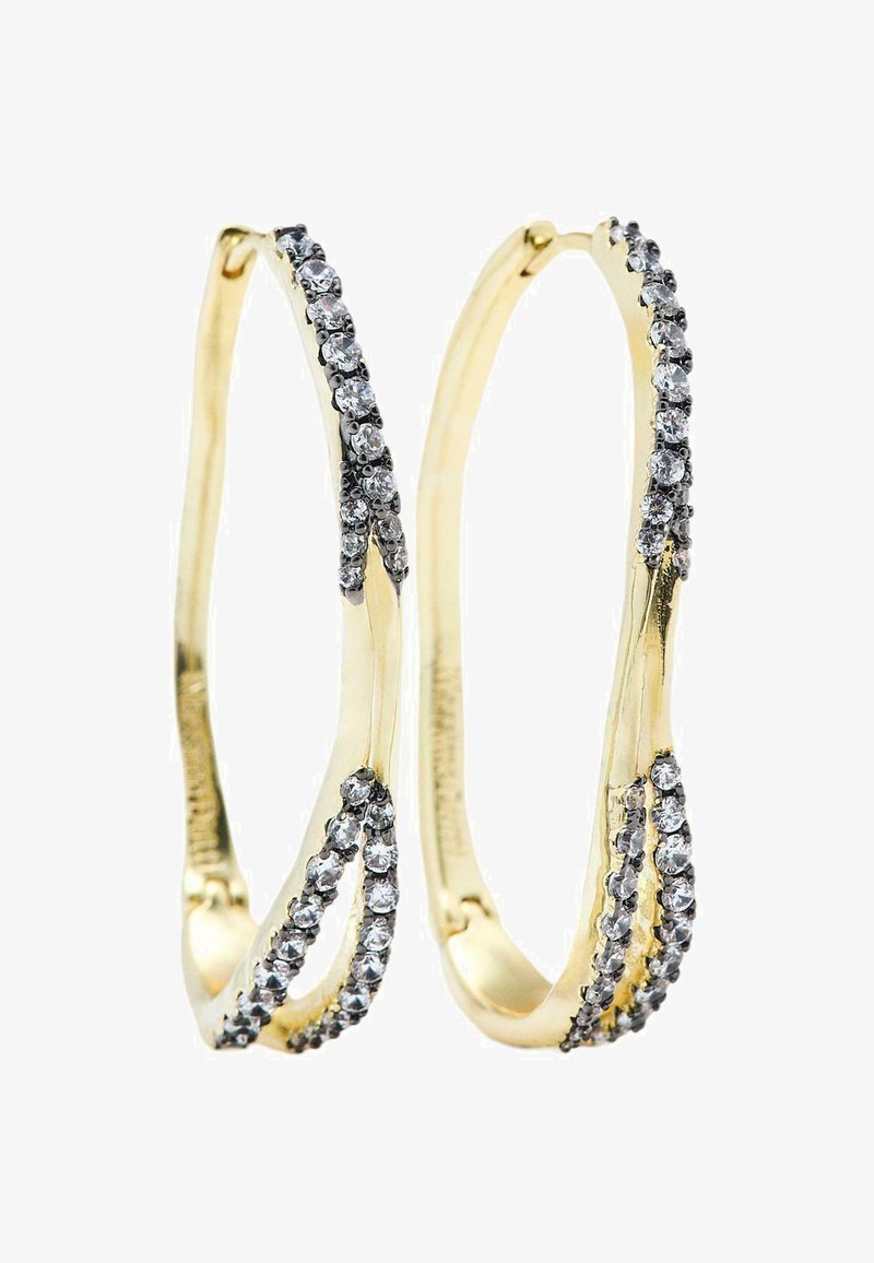 Orecchini a cerchio in tonalità oro con un design intrecciato, caratterizzati da una fila di scintillanti strass trasparenti su un lato. Texture liscia e finitura lucida.