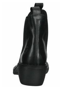 Stivale alla caviglia in pelle nera caratterizzato da una superficie liscia, punta tondeggiante, tacco basso impilato e dettaglio con linguetta sul retro.