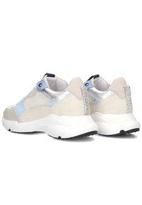 Beige en lichtblauwe sportschoenen van mesh en suede materialen, met zilveren accenten, een gewatteerde kraag en een gestructureerde buitenzool. Achteraanzicht.