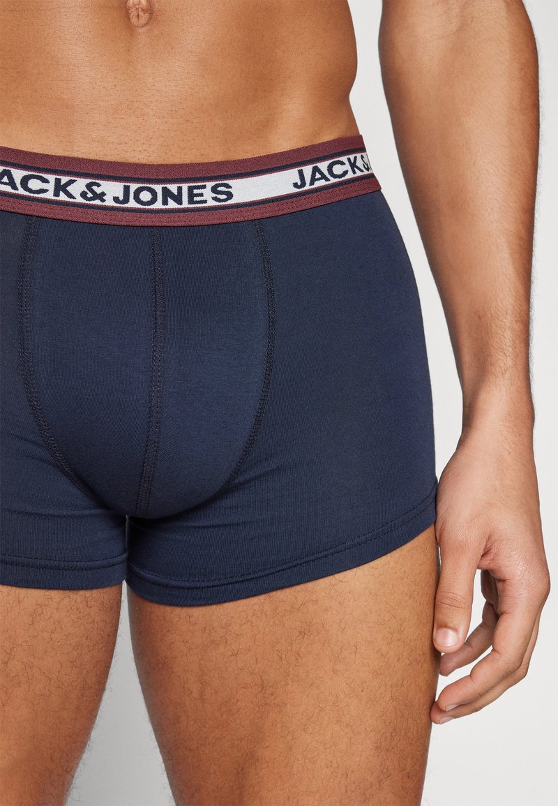 Boxers de algodón en color marino con una cinturilla elástica en color burdeos y blanco que presenta el nombre de la marca "JACK & JONES". Textura suave, diseño ajustado.